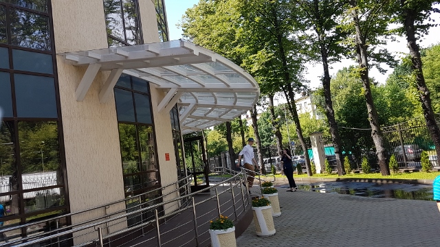 Козырёк над входной группой 